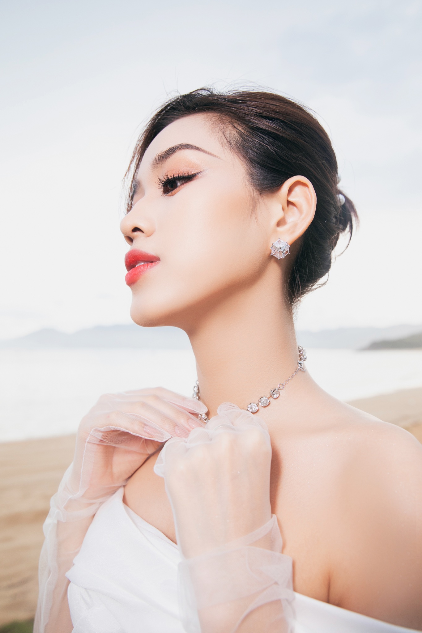 Đỗ Thị Hà hóa cô dâu yêu kiều, bồi hồi khi sắp kết thúc nhiệm kỳ hoa hậu - Ảnh 3