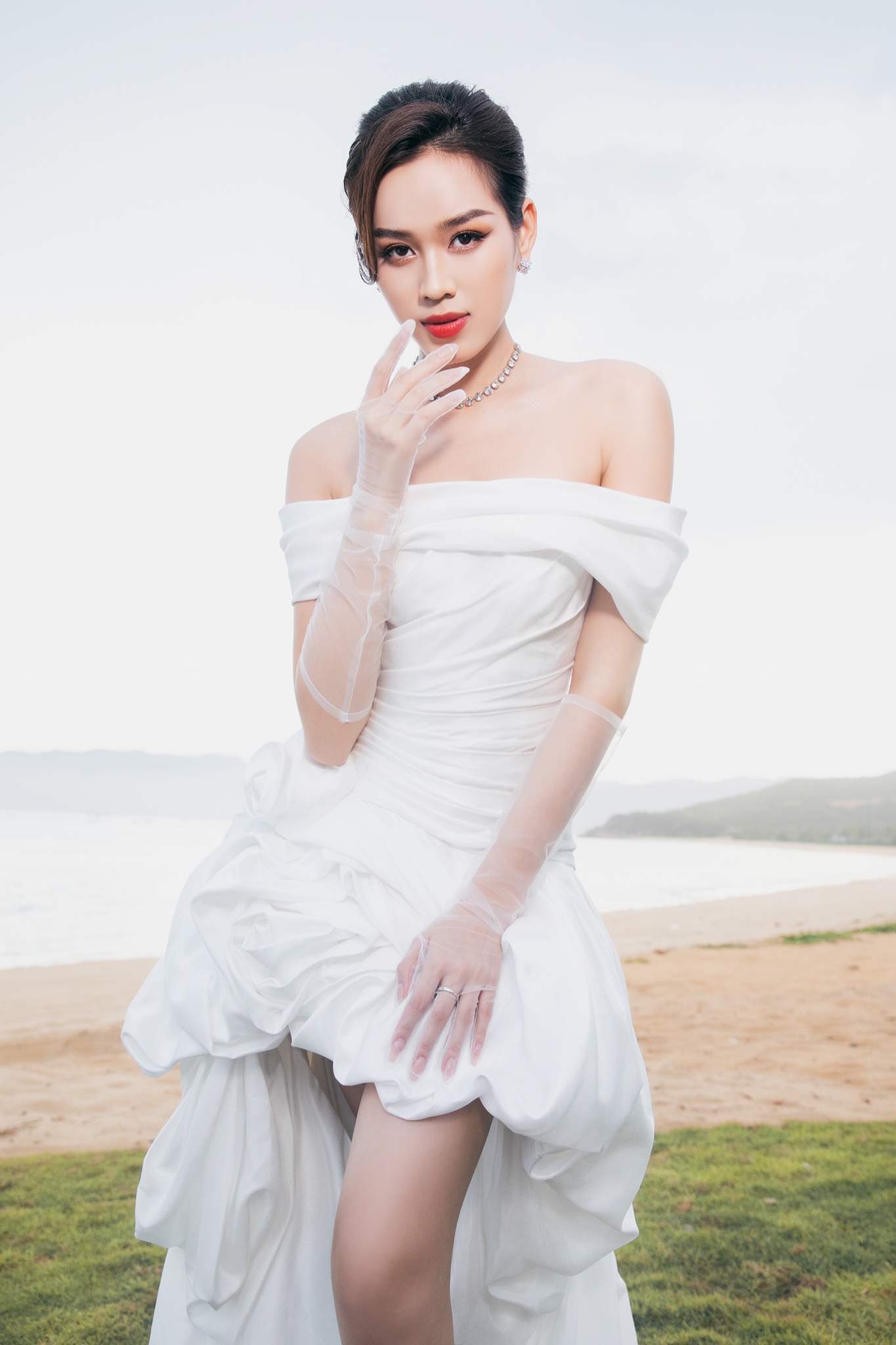 Đỗ Thị Hà hóa cô dâu yêu kiều, bồi hồi khi sắp kết thúc nhiệm kỳ hoa hậu - Ảnh 4