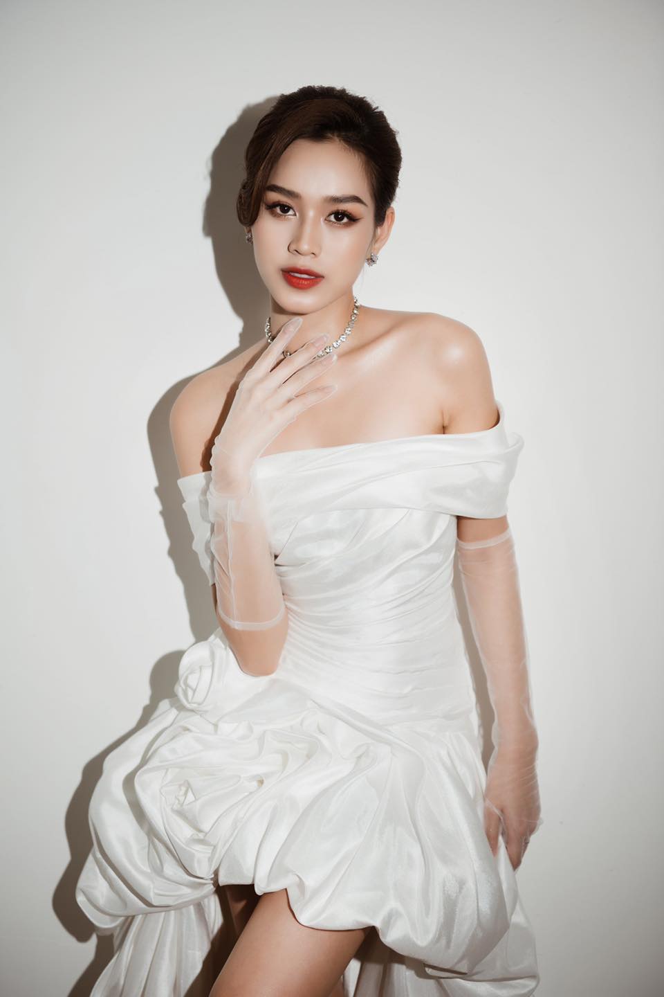 Đỗ Thị Hà hóa cô dâu yêu kiều, bồi hồi khi sắp kết thúc nhiệm kỳ hoa hậu - Ảnh 6