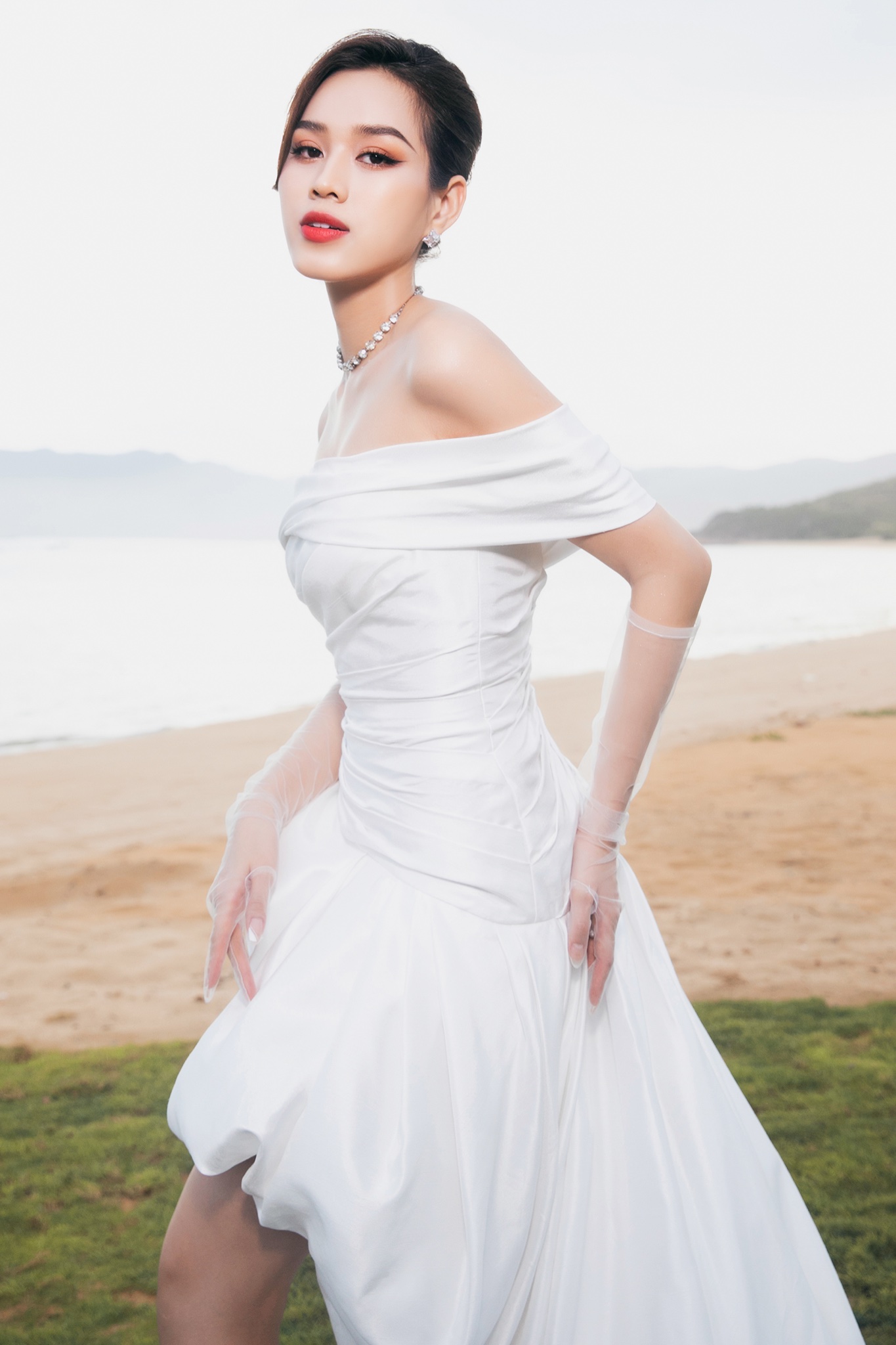 Đỗ Thị Hà hóa cô dâu yêu kiều, bồi hồi khi sắp kết thúc nhiệm kỳ hoa hậu - Ảnh 7