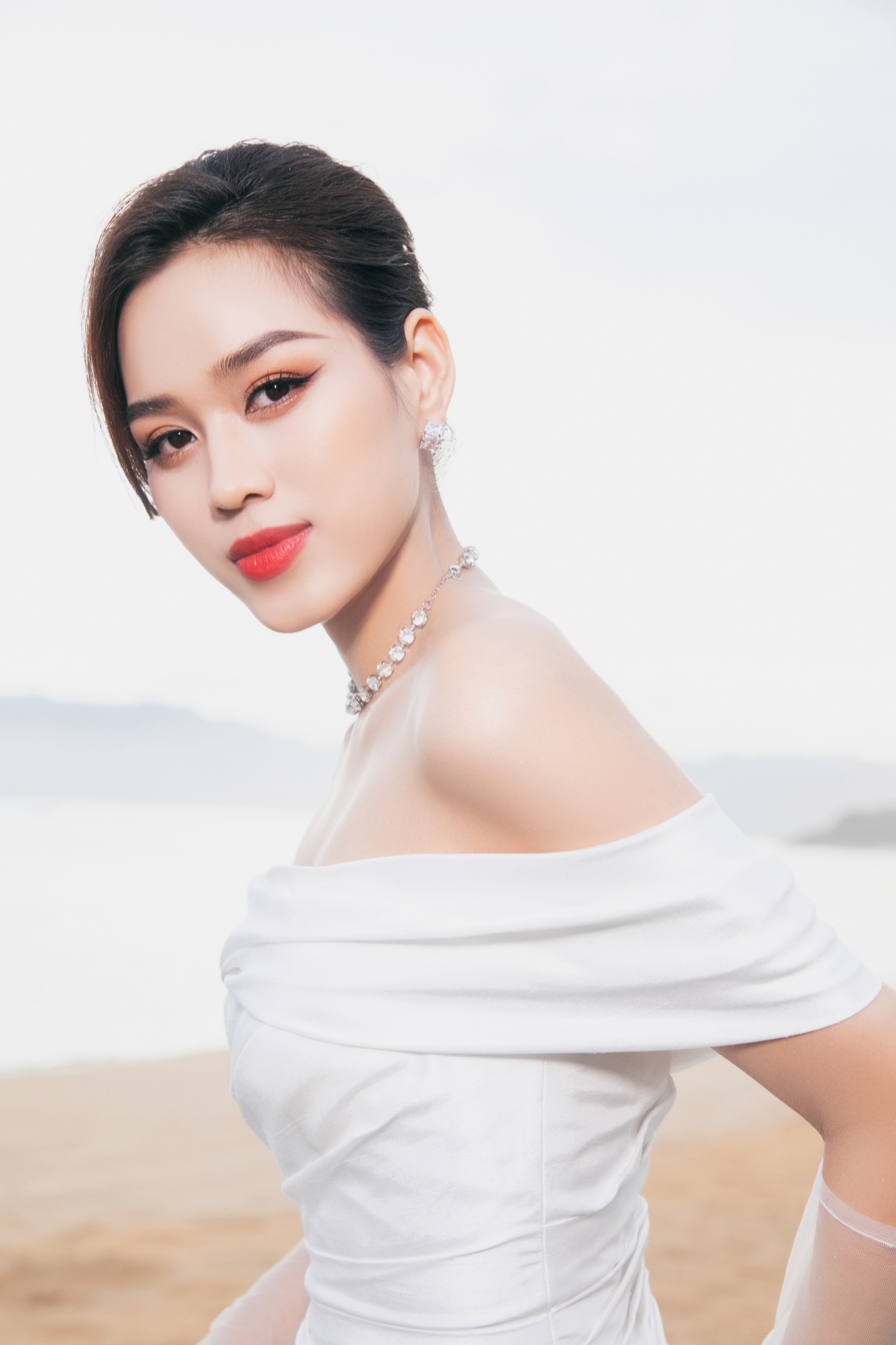 Đỗ Thị Hà hóa cô dâu yêu kiều, bồi hồi khi sắp kết thúc nhiệm kỳ hoa hậu - Ảnh 8