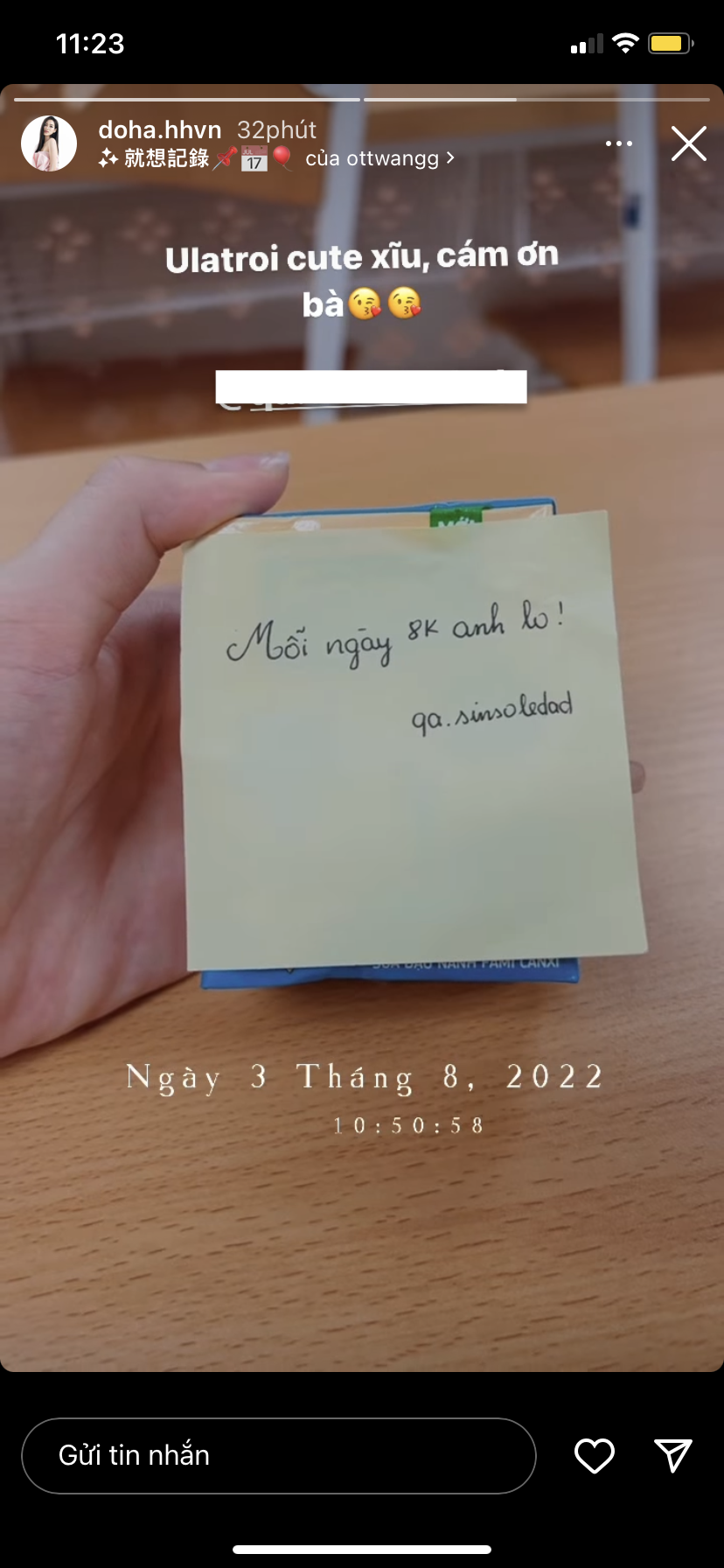 Đỗ Thị Hà khoe được tặng quà kèm theo mảnh giấy: 