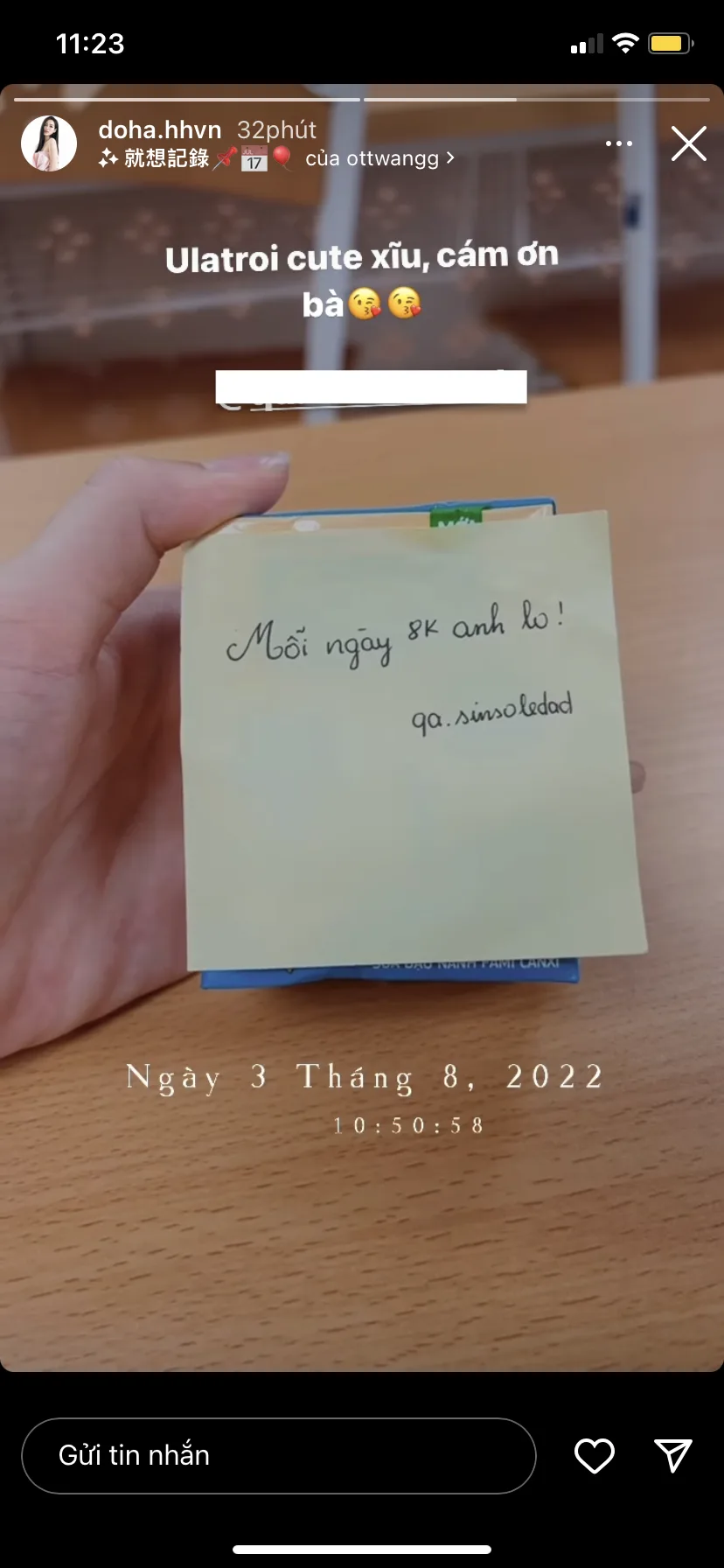 Đỗ Thị Hà khoe được tặng quà kèm theo mảnh giấy: 