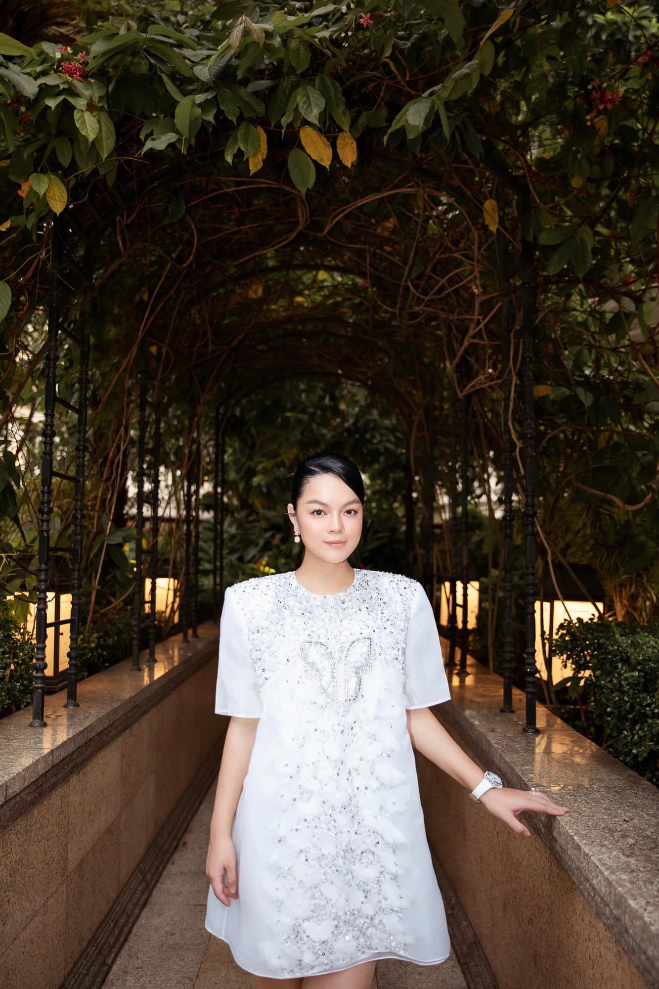 Phạm Quỳnh Anh chạy show sau 18 ngày sinh nở: Vóc dáng thon gọn nhưng 