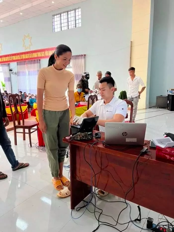 Là hoa hậu nhưng H'Hen Niê mặc xộc xệch, đi dép tổ ong đến chụp ảnh CCCD - Ảnh 2