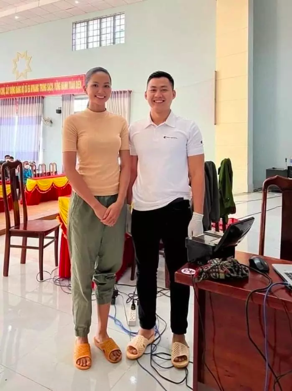 Là hoa hậu nhưng H'Hen Niê mặc xộc xệch, đi dép tổ ong đến chụp ảnh CCCD - Ảnh 3