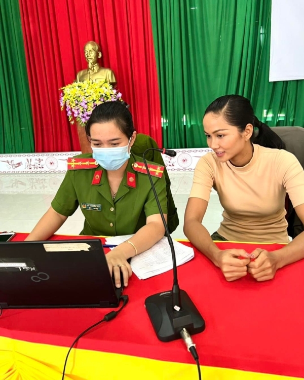 Là hoa hậu nhưng H'Hen Niê mặc xộc xệch, đi dép tổ ong đến chụp ảnh CCCD - Ảnh 1