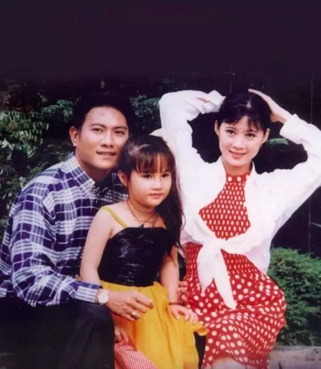 Số hưởng như Diễm My 9X: Bé tí đã được chụp ảnh với toàn nghệ sĩ đình đám - Ảnh 3