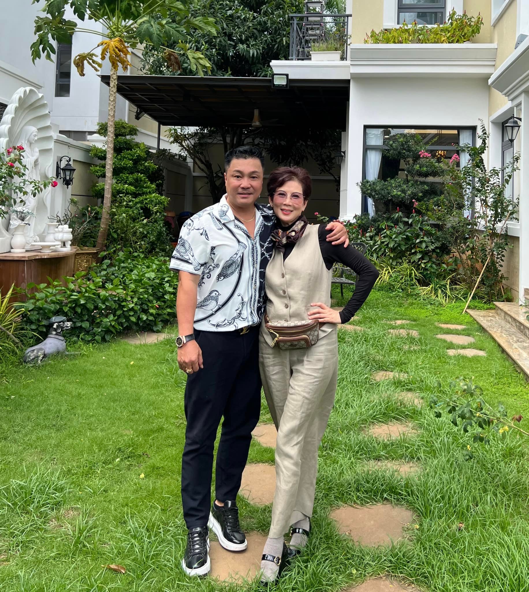 Diễm Hương gặp lại Lý Hùng sau 30 năm xa cách, nhan sắc tuổi 52 trẻ đẹp khó tin - Ảnh 2