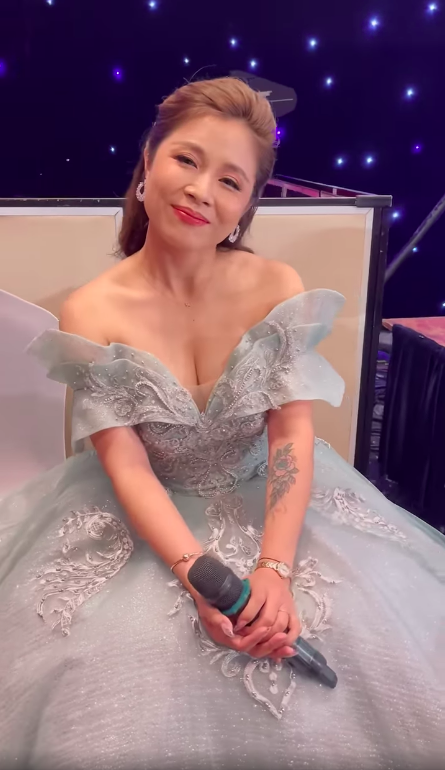 MC Hoàng Linh thoải mái để lộ hình xăm lớn ở cánh tay khi đi dẫn chương trình - Ảnh 2