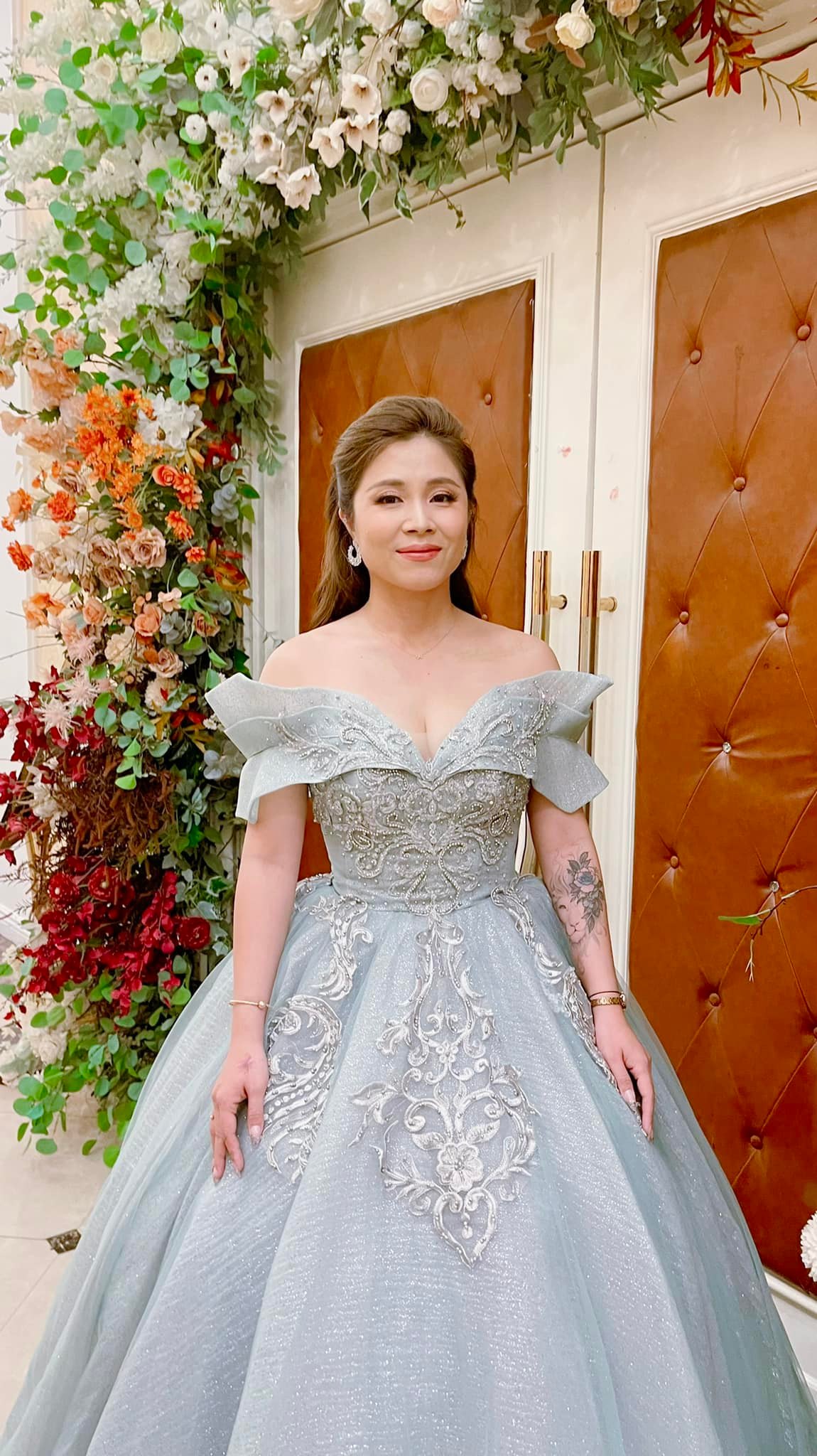 MC Hoàng Linh thoải mái để lộ hình xăm lớn ở cánh tay khi đi dẫn chương trình - Ảnh 3