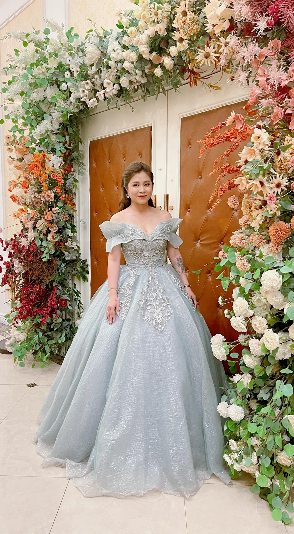 MC Hoàng Linh thoải mái để lộ hình xăm lớn ở cánh tay khi đi dẫn chương trình - Ảnh 4