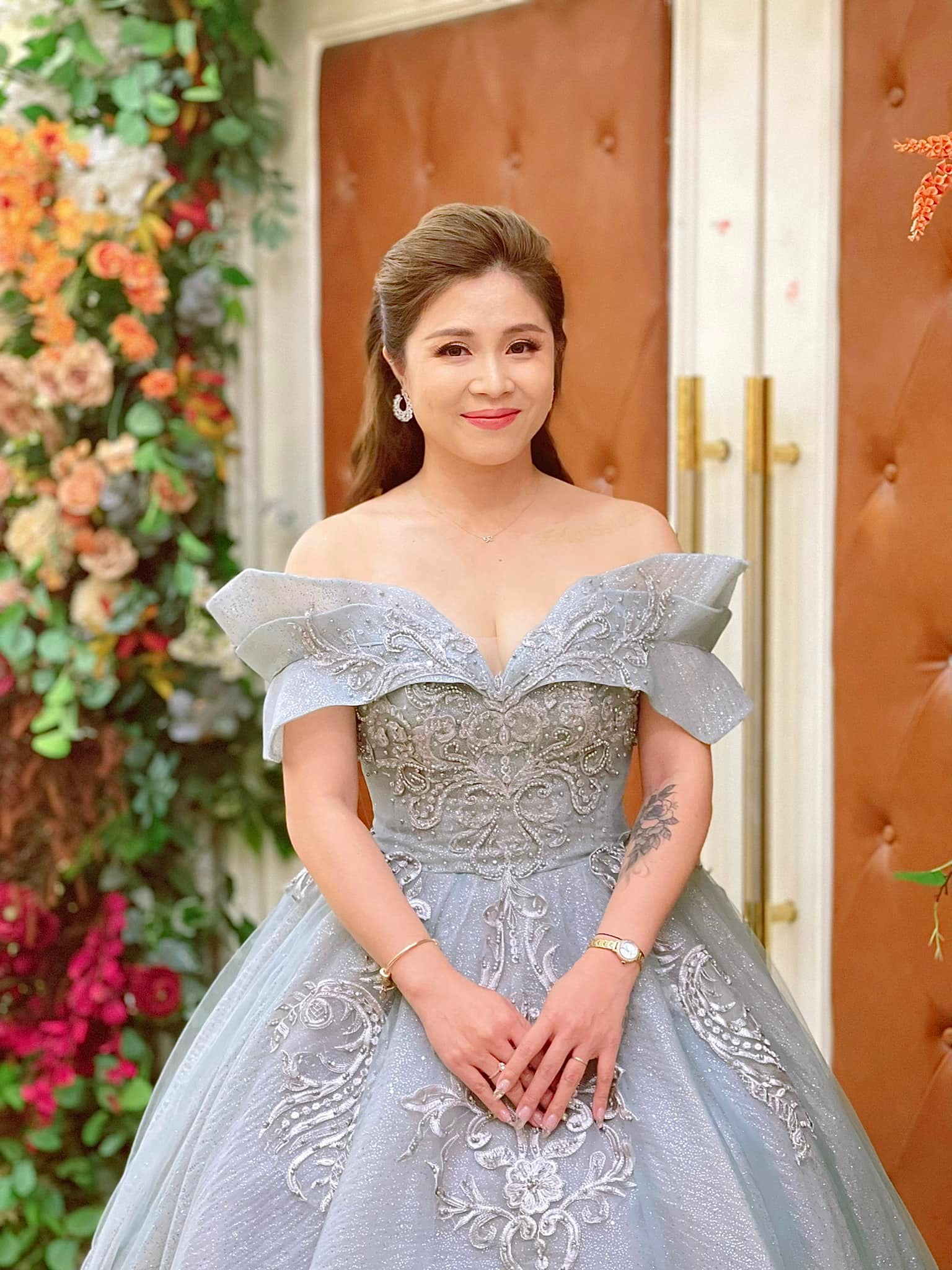 MC Hoàng Linh thoải mái để lộ hình xăm lớn ở cánh tay khi đi dẫn chương trình - Ảnh 5