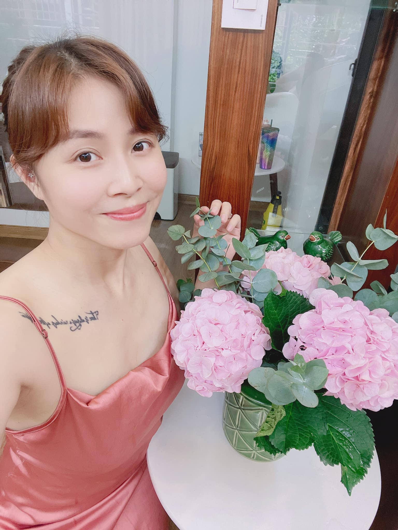 MC Hoàng Linh thoải mái để lộ hình xăm lớn ở cánh tay khi đi dẫn chương trình - Ảnh 4