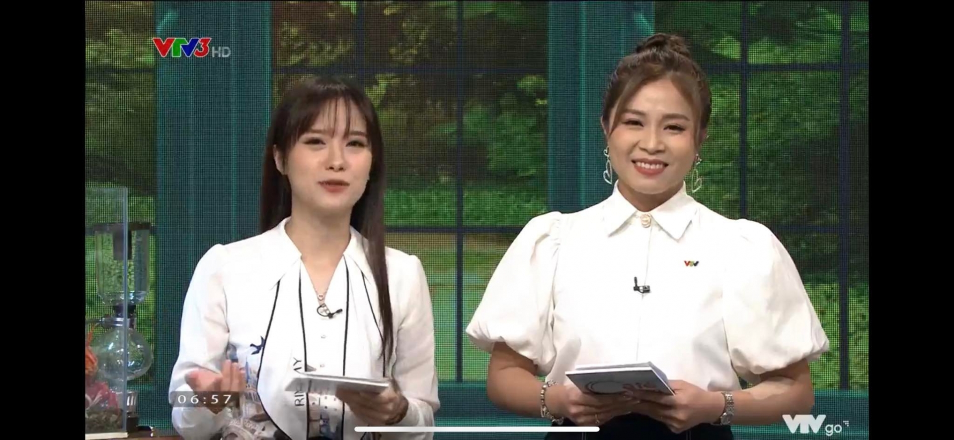 MC Hoàng Linh thoải mái để lộ hình xăm lớn ở cánh tay khi đi dẫn chương trình - Ảnh 1