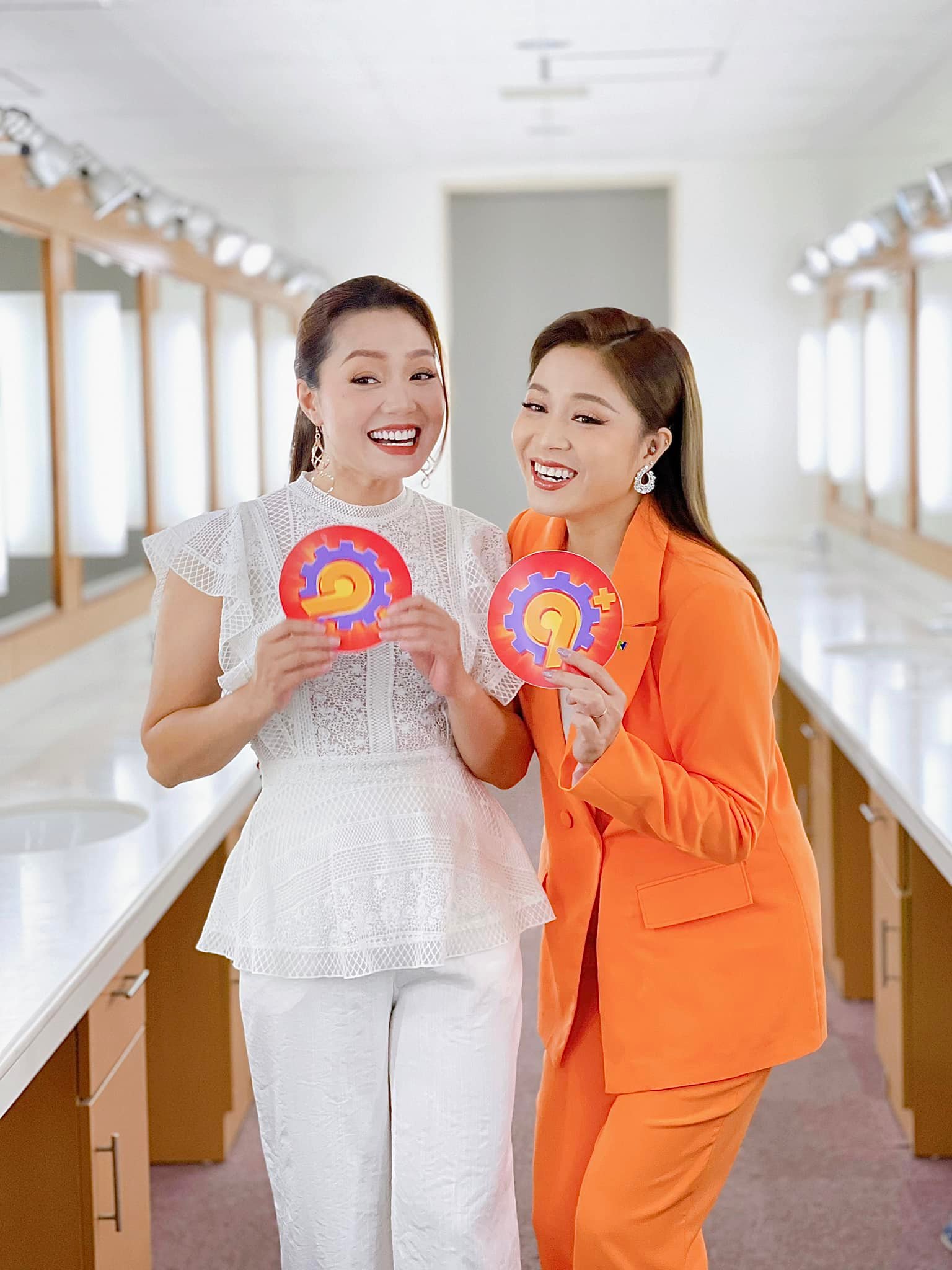 MC Hoàng Linh thoải mái để lộ hình xăm lớn ở cánh tay khi đi dẫn chương trình - Ảnh 3