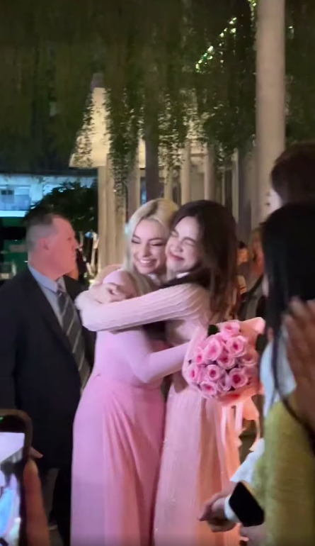 Đứng cạnh ''Hoa hậu đẹp nhất thế giới 2021'', nhan sắc Đỗ Thị Hà ra sao? - Ảnh 1