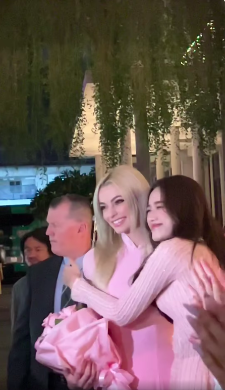 Đứng cạnh ''Hoa hậu đẹp nhất thế giới 2021'', nhan sắc Đỗ Thị Hà ra sao? - Ảnh 2