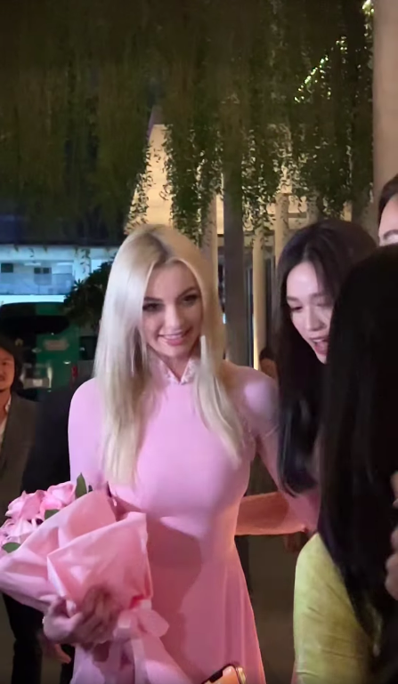 Đứng cạnh ''Hoa hậu đẹp nhất thế giới 2021'', nhan sắc Đỗ Thị Hà ra sao? - Ảnh 3