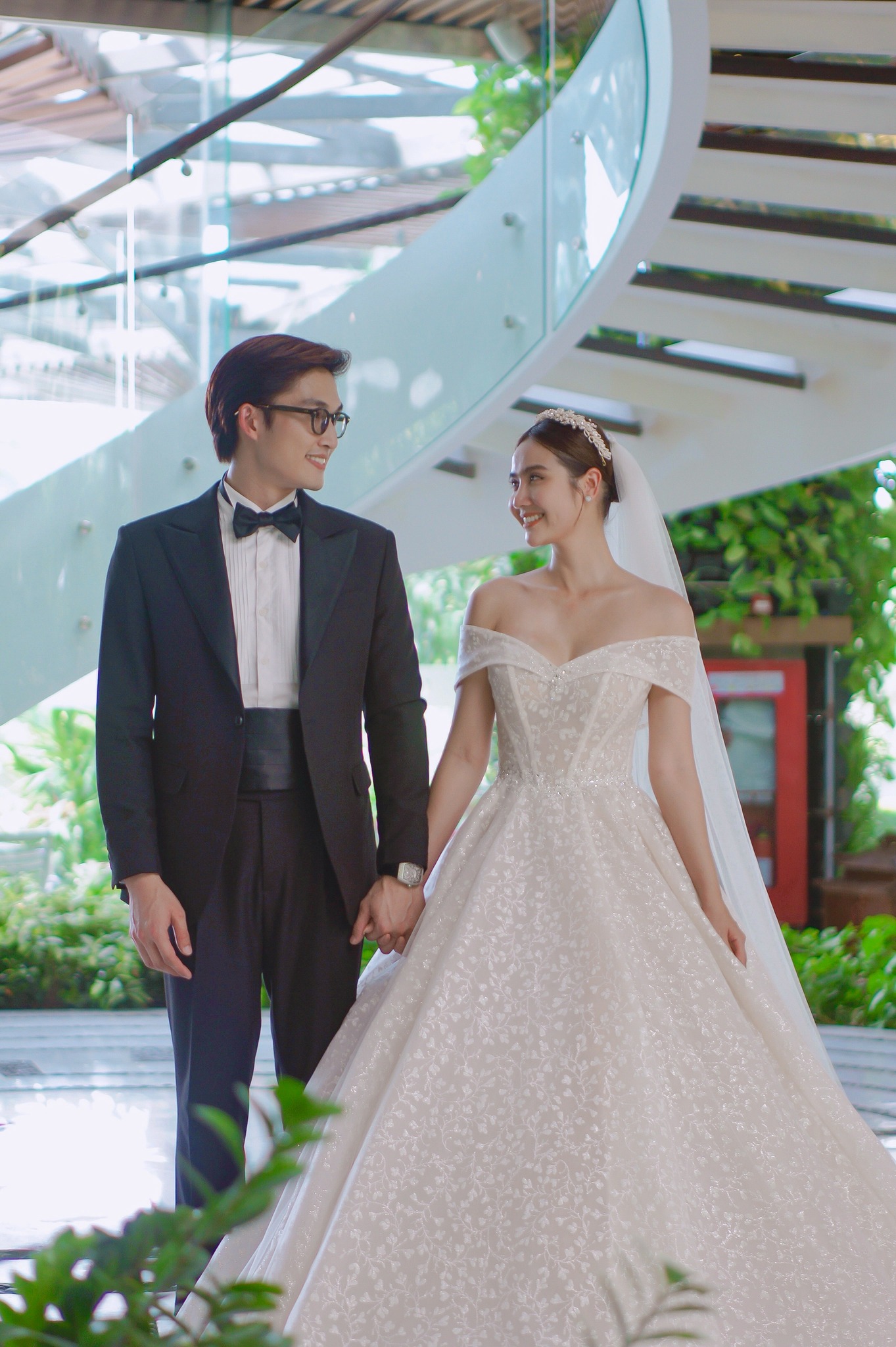 Đình Tú khoe loạt ảnh cưới với các mỹ nhân màn ảnh, không ngại nhắc đến tình cũ Hương Giang - Ảnh 13