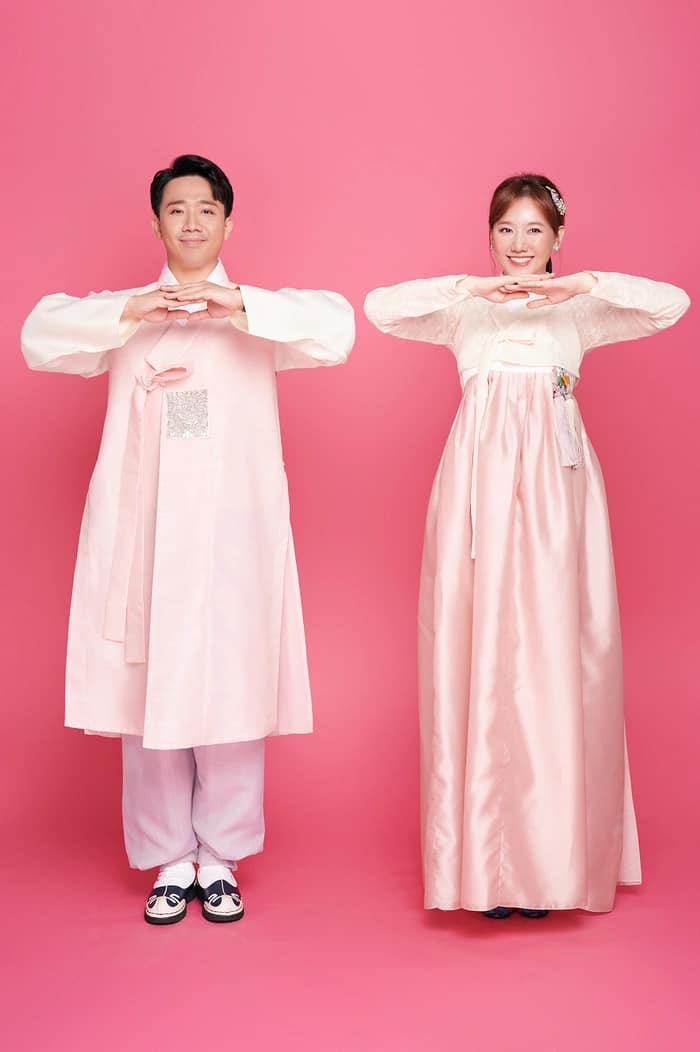 Hari Won diện hanbok, mỉm cười rạng rỡ bên Trấn Thành sau khi công khai bị liệt cơ mặt - Ảnh 1