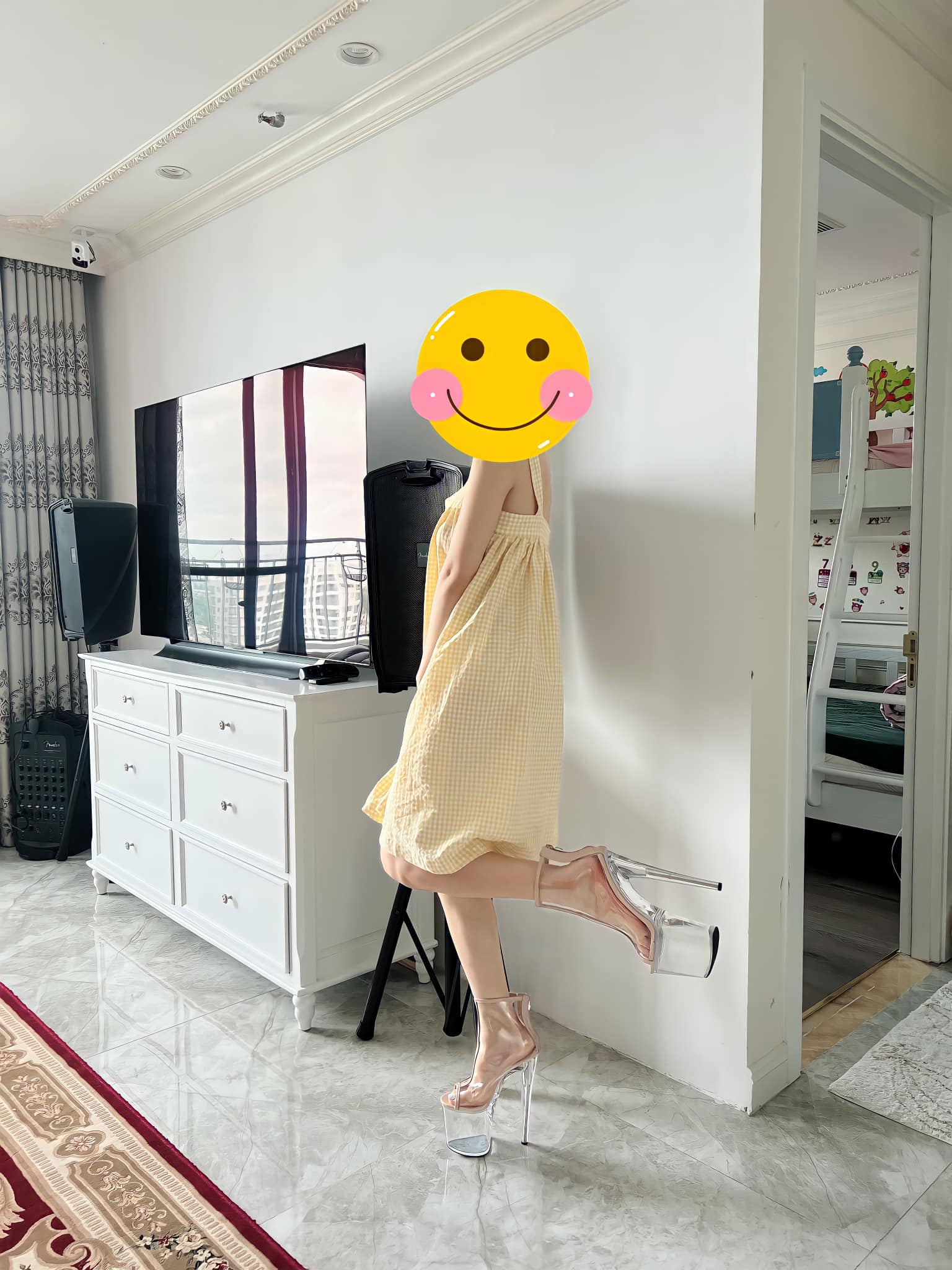 Hoàng Thùy quà sinh nhật Hòa Minzy: Đôi giày 25 cm cao như cà kheo - Ảnh 1