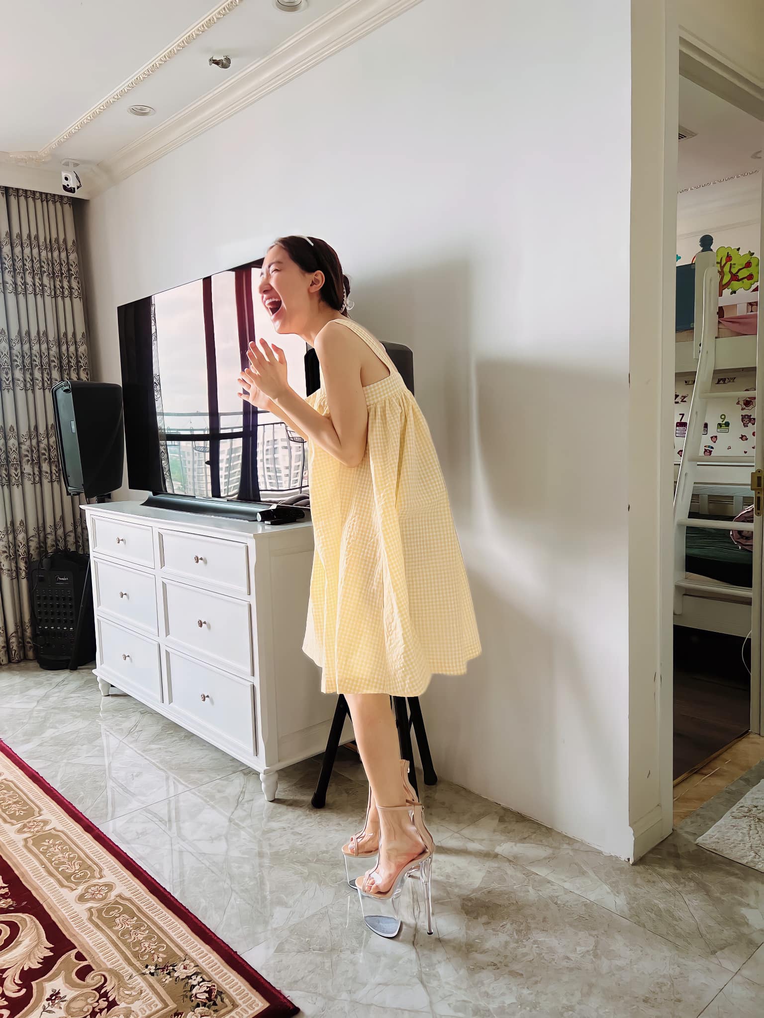 Hoàng Thùy quà sinh nhật Hòa Minzy: Đôi giày 25 cm cao như cà kheo - Ảnh 2