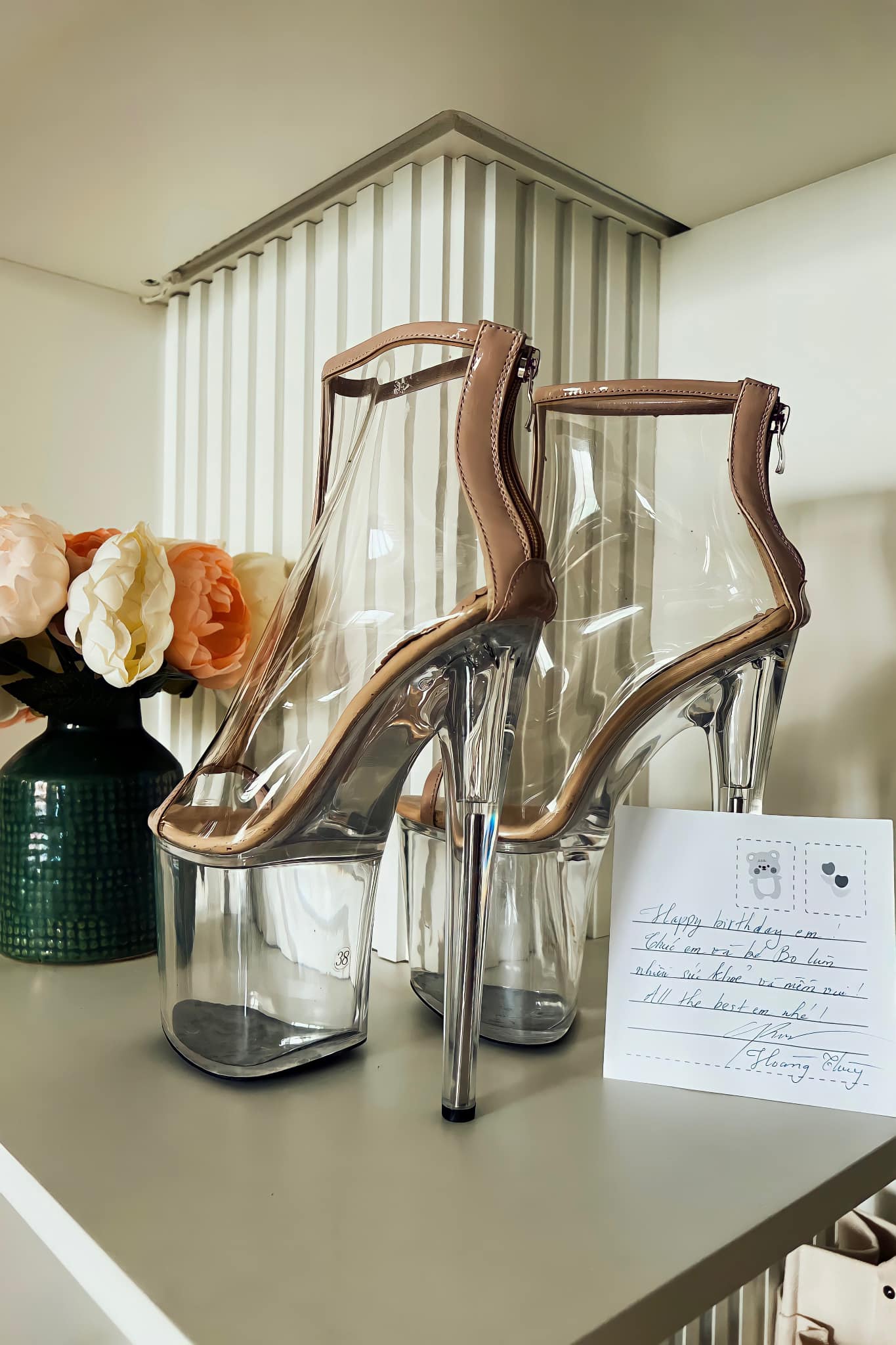 Hoàng Thùy quà sinh nhật Hòa Minzy: Đôi giày 25 cm cao như cà kheo - Ảnh 3