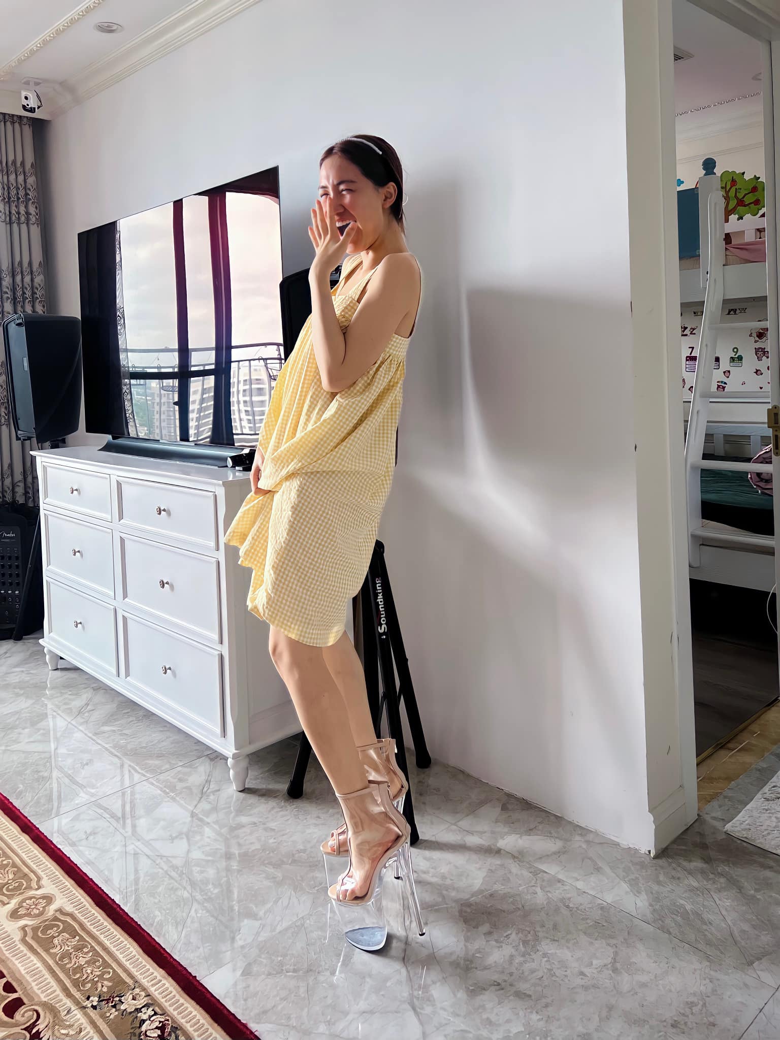 Hoàng Thùy quà sinh nhật Hòa Minzy: Đôi giày 25 cm cao như cà kheo - Ảnh 4