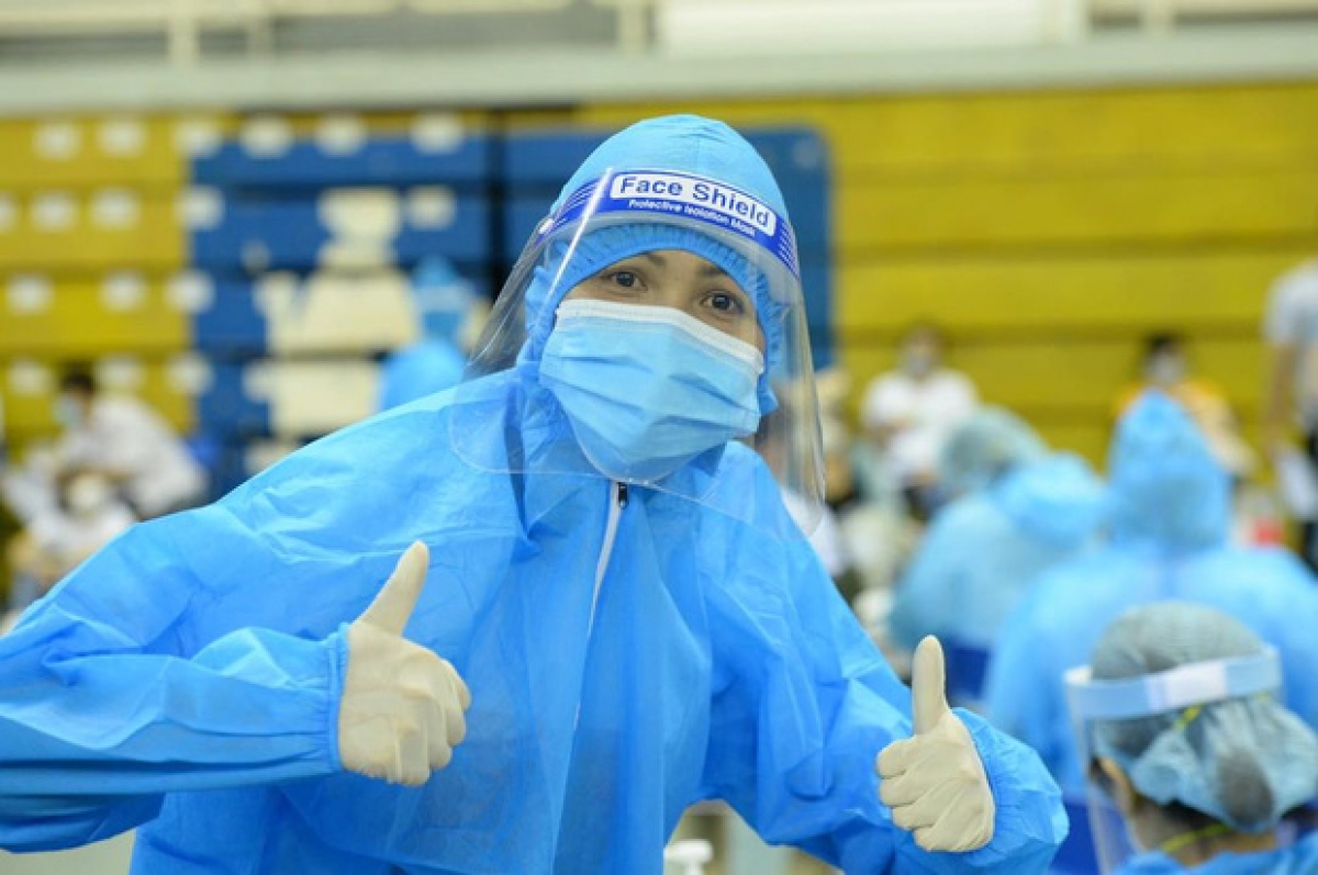 Ấm lòng hành động của H'Hen Niê: Không mua được vé số nên mời người bán vé số ăn phở - Ảnh 1