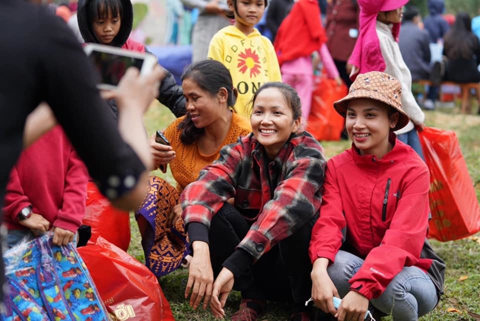 Ấm lòng hành động của H'Hen Niê: Không mua được vé số nên mời người bán vé số ăn phở - Ảnh 3