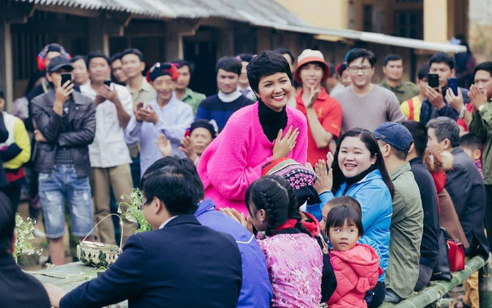 Ấm lòng hành động của H'Hen Niê: Không mua được vé số nên mời người bán vé số ăn phở - Ảnh 4