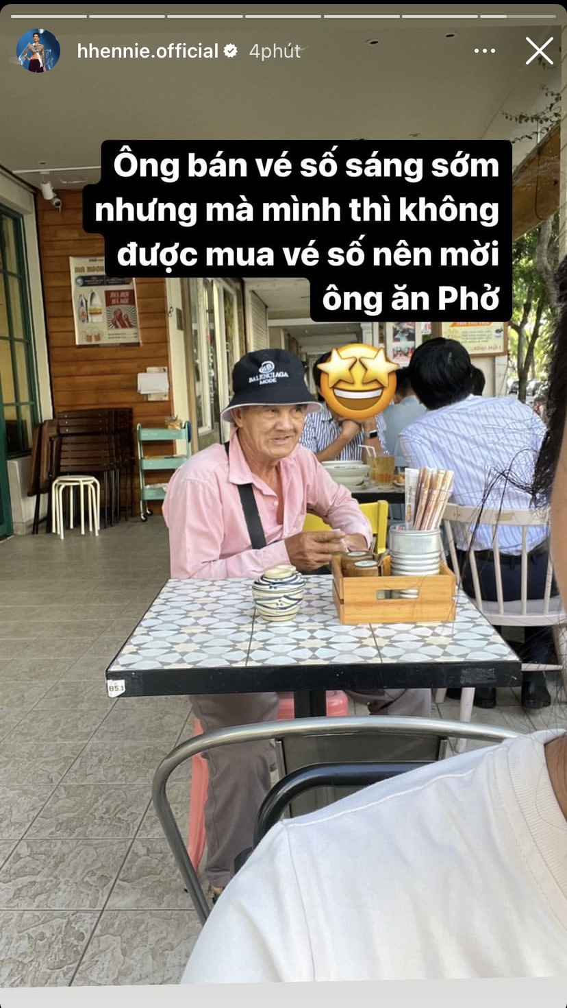 Ấm lòng hành động của H'Hen Niê: Không mua được vé số nên mời người bán vé số ăn phở - Ảnh 1