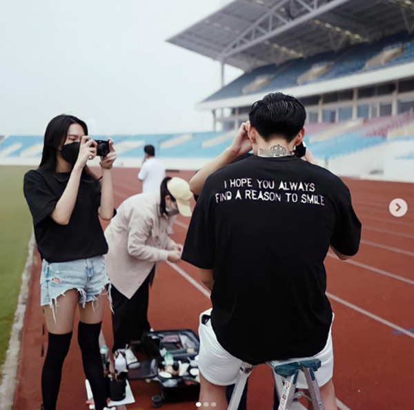 Đoàn Văn Hậu tự lập page để công khai loạt ảnh tình tứ bên Doãn Hải My - Ảnh 1