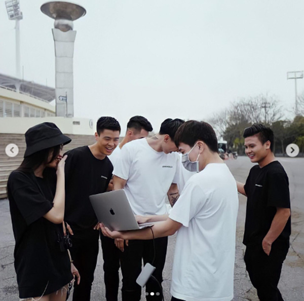 Đoàn Văn Hậu tự lập page để công khai loạt ảnh tình tứ bên Doãn Hải My - Ảnh 2