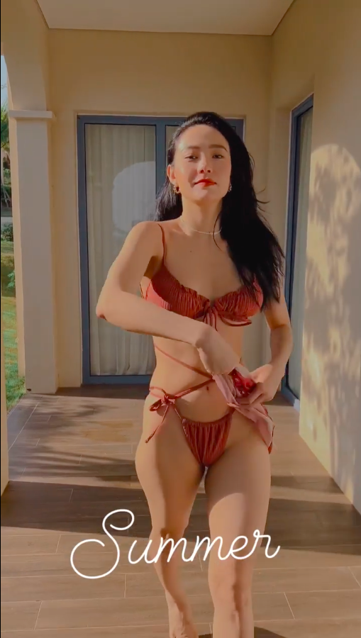 Minh Hằng diện áo tắm cắt xẻ táo bạo khiến fan phải giục 