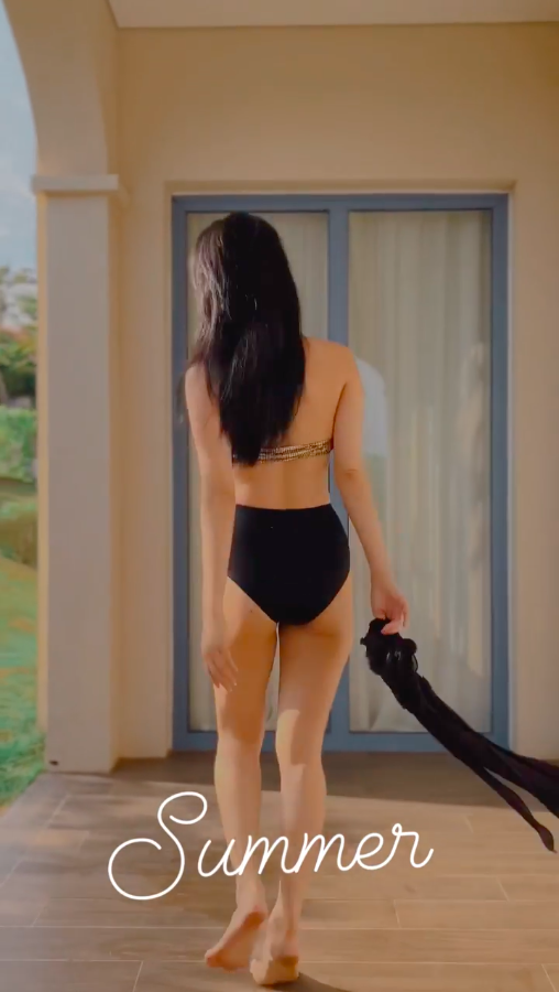 Minh Hằng diện áo tắm cắt xẻ táo bạo khiến fan phải giục 