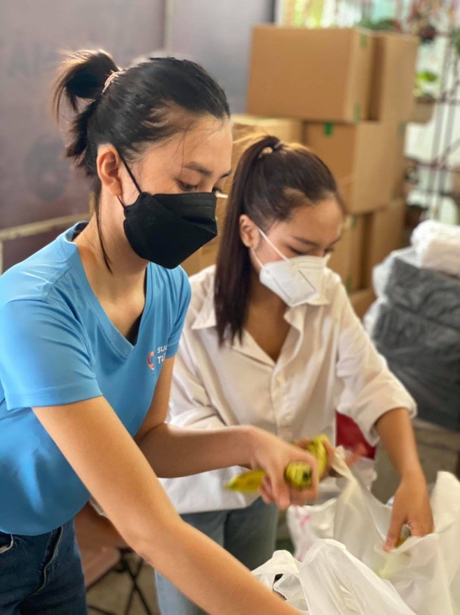 Mừng sinh nhật tuổi 22, Hoa hậu Tiểu Vy dắt Á hậu Phương Nhi đi làm từ thiện - Ảnh 1