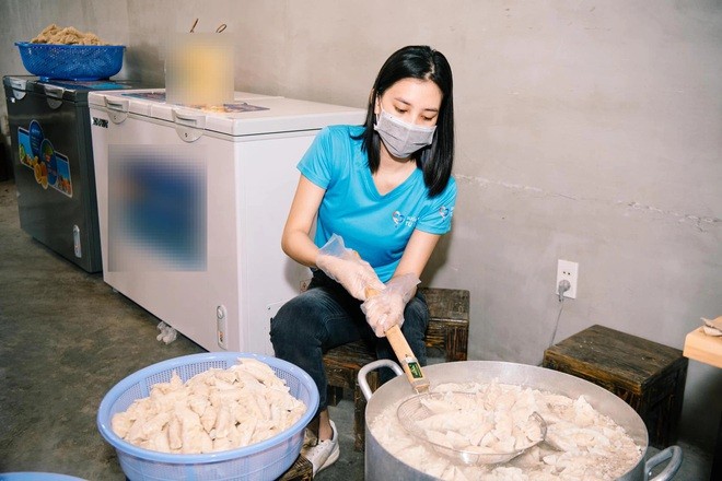 Mừng sinh nhật tuổi 22, Hoa hậu Tiểu Vy dắt Á hậu Phương Nhi đi làm từ thiện - Ảnh 3