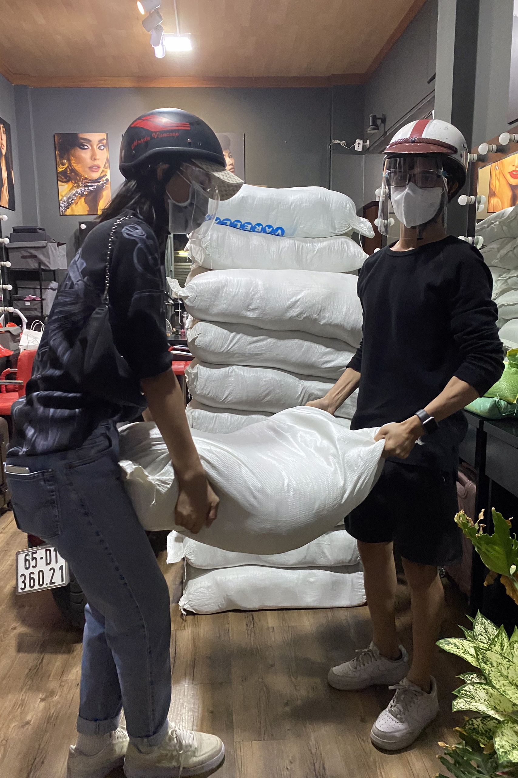 Mừng sinh nhật tuổi 22, Hoa hậu Tiểu Vy dắt Á hậu Phương Nhi đi làm từ thiện - Ảnh 4