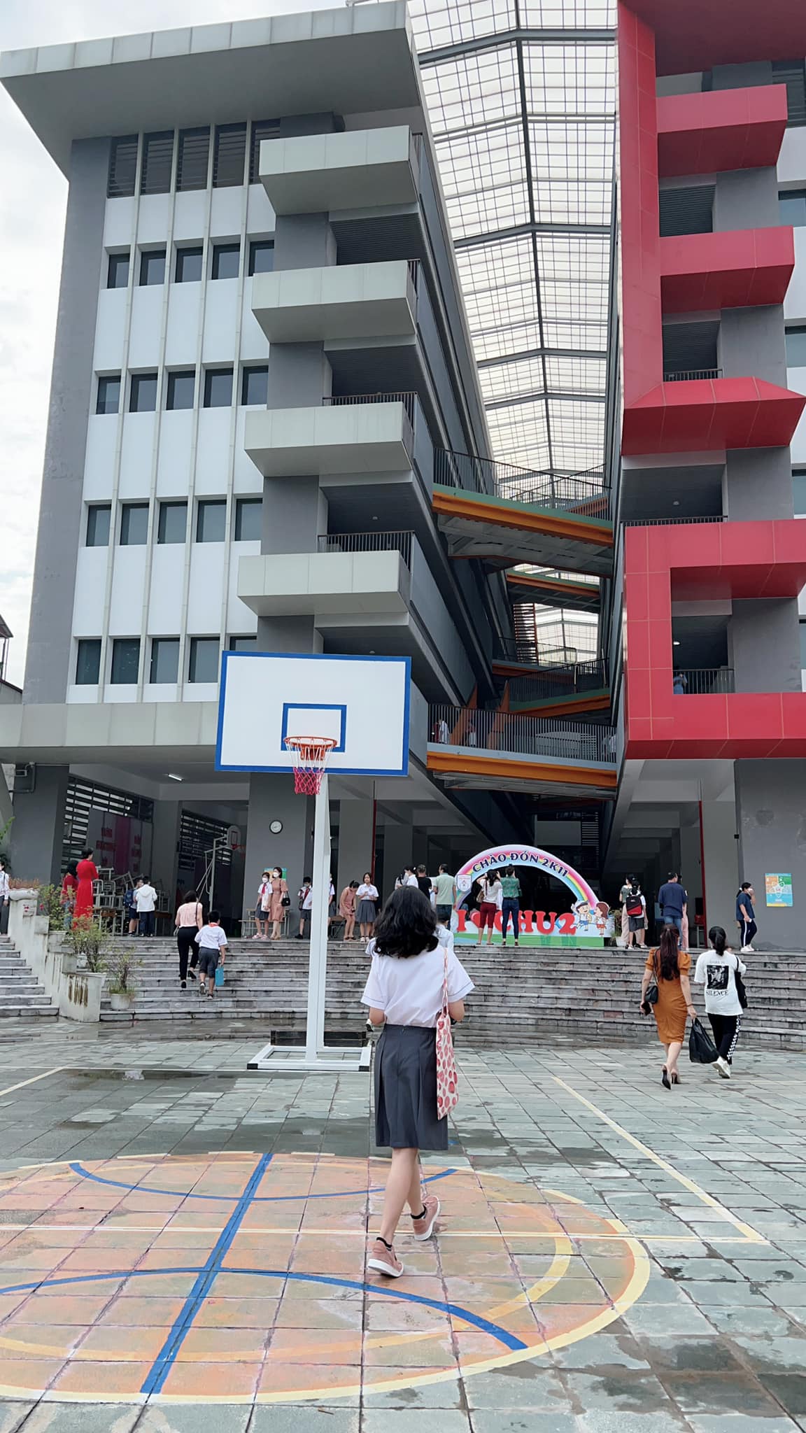 Vợ Hồng Đăng đưa con gái lớn đi nhập học, vắng bóng chồng - Ảnh 1