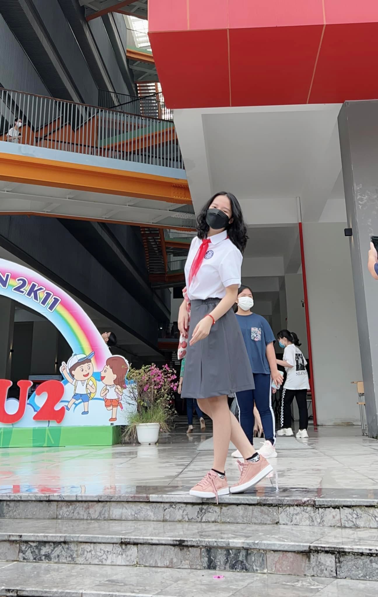 Vợ Hồng Đăng đưa con gái lớn đi nhập học, vắng bóng chồng - Ảnh 2