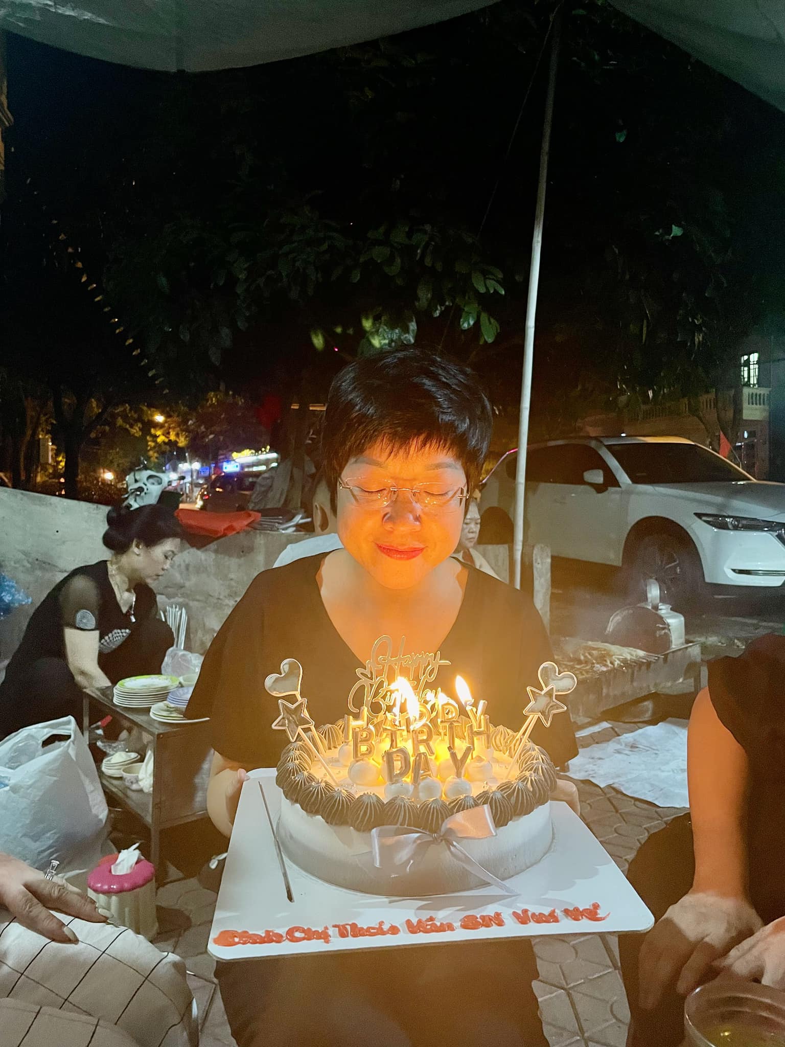 MC Thảo Vân được con trai tổ chức sinh nhật bất ngờ, hôn má mẹ ngọt ngào - Ảnh 3