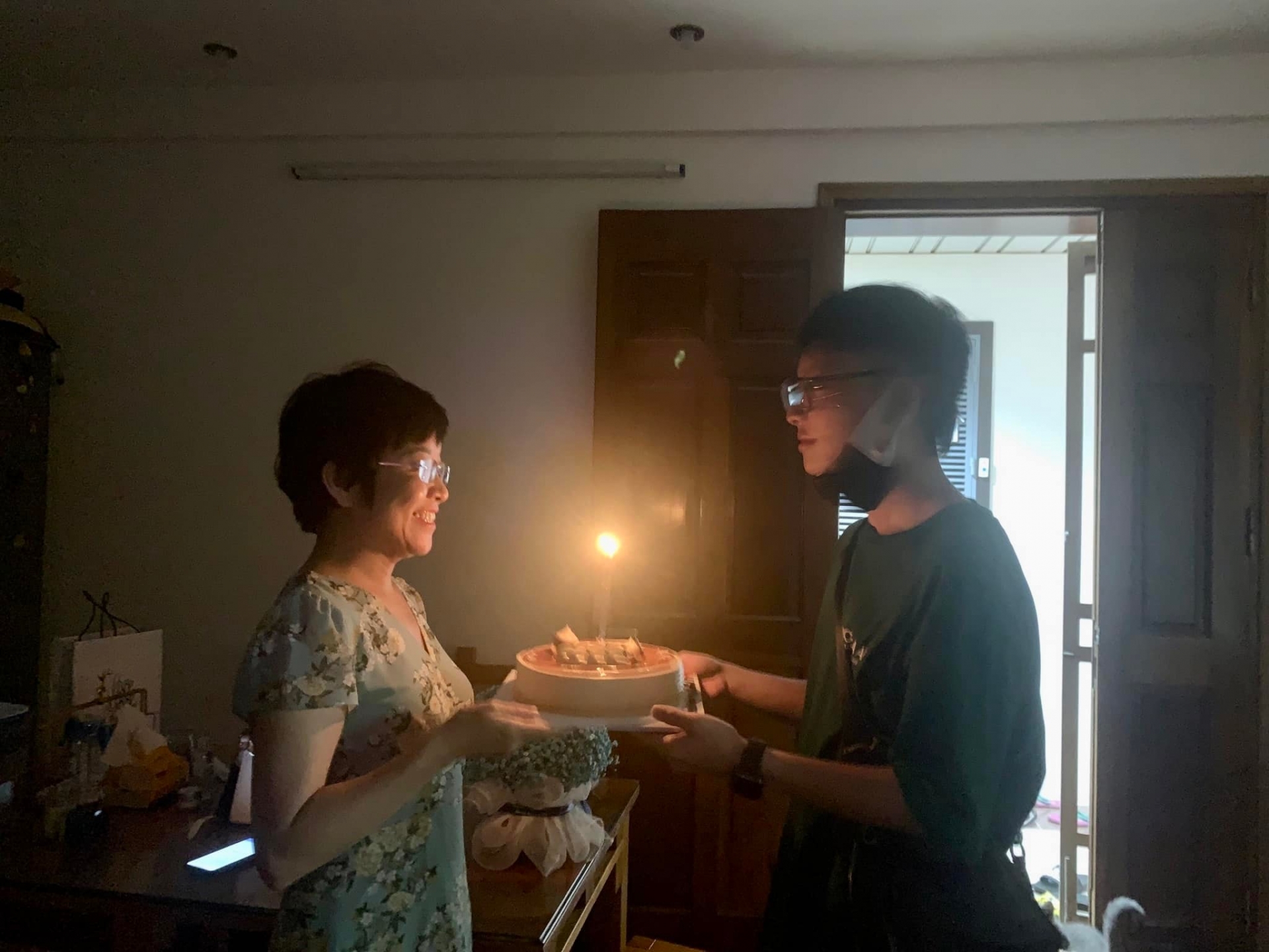 MC Thảo Vân được con trai tổ chức sinh nhật bất ngờ, hôn má mẹ ngọt ngào - Ảnh 4