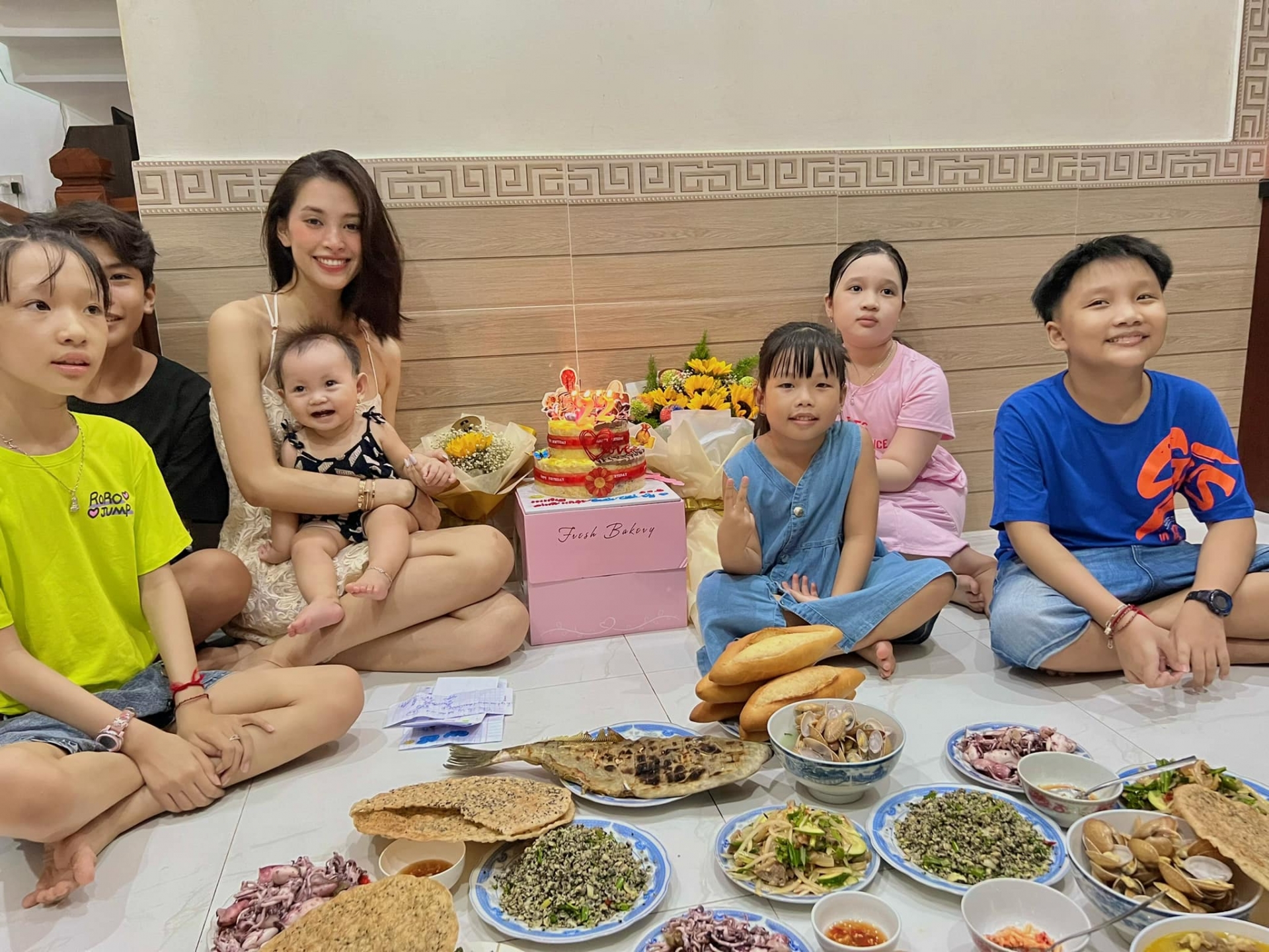 Tiểu Vy quyến rũ trong tiệc sinh nhật tại gia, thừa nhận 