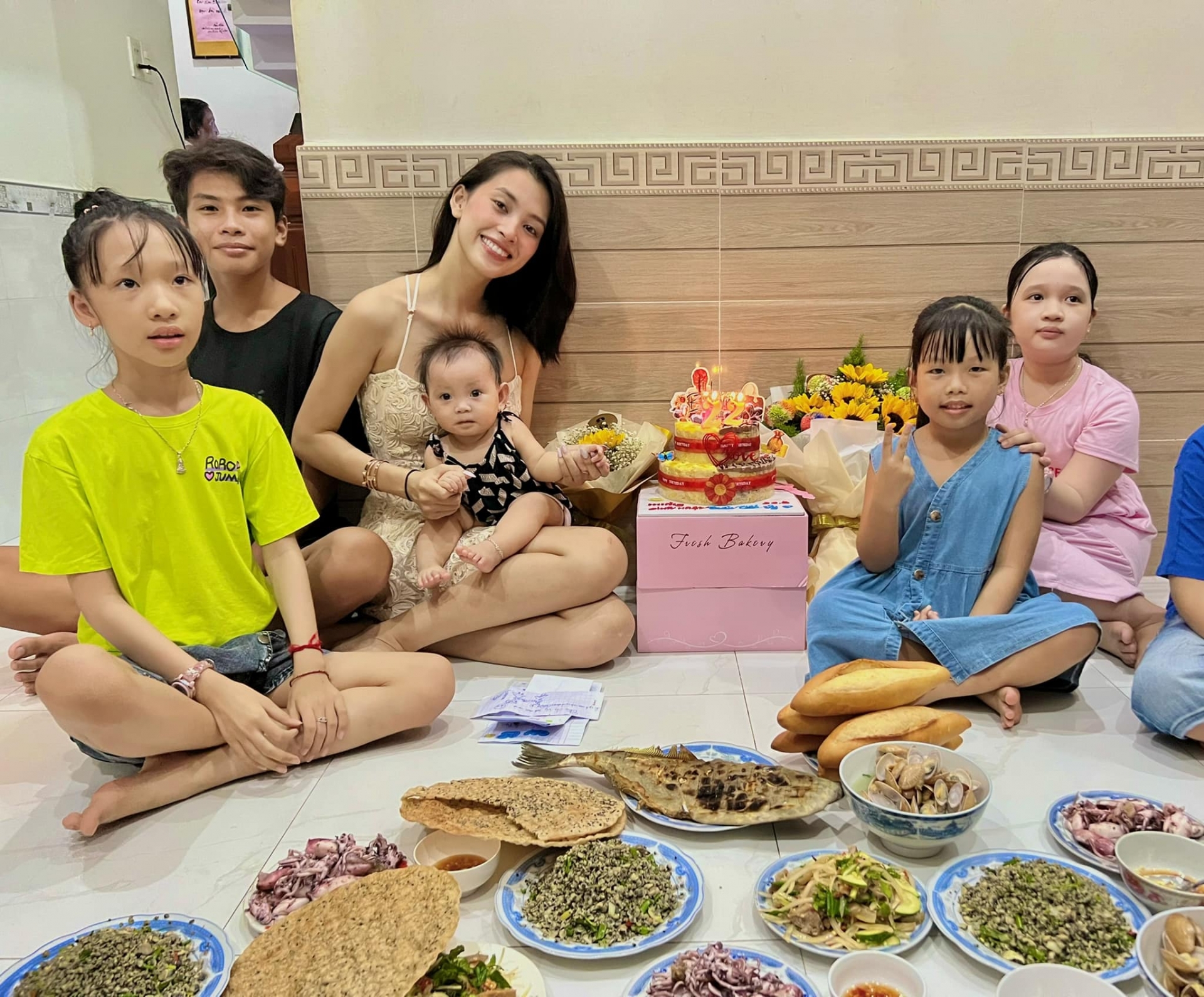 Tiểu Vy quyến rũ trong tiệc sinh nhật tại gia, thừa nhận 