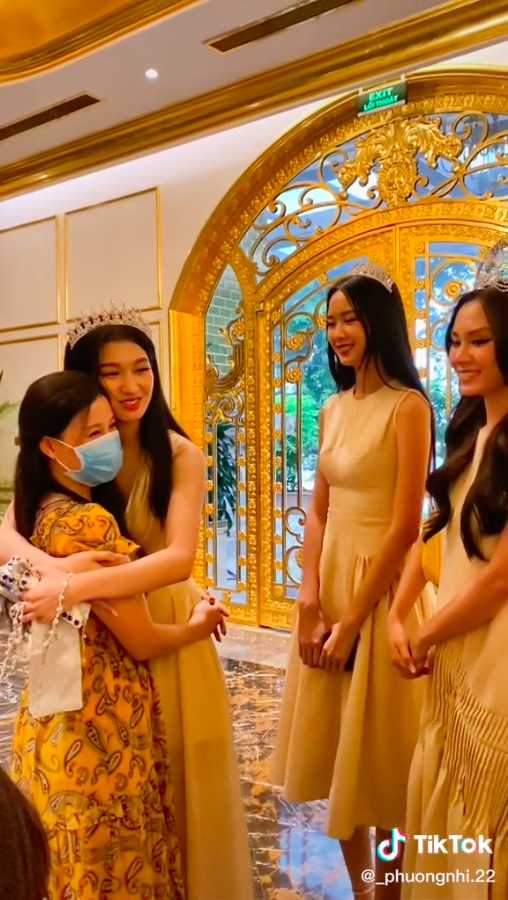 Á hậu Phương Nhi hạnh phúc ôm mẹ sau màn tìm mẹ nhõng nhẽo trên sân khấu MWV 2022 - Ảnh 2