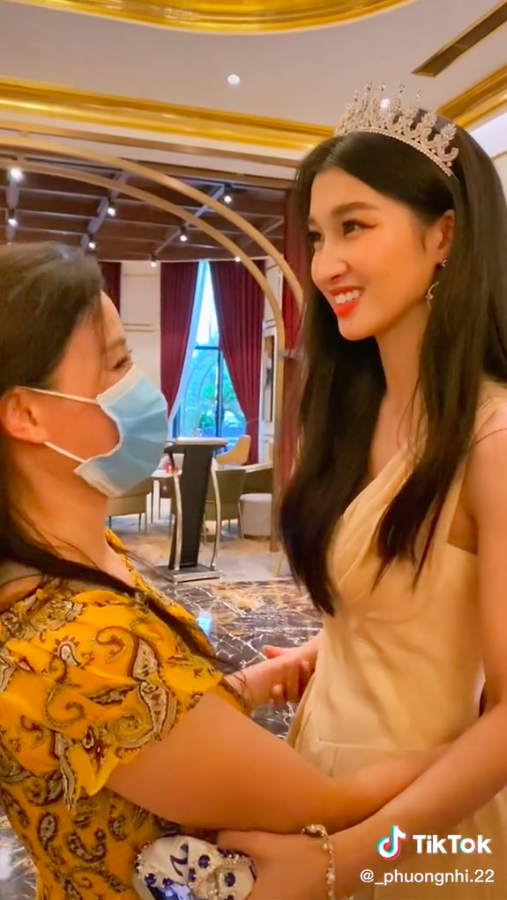 Á hậu Phương Nhi hạnh phúc ôm mẹ sau màn tìm mẹ nhõng nhẽo trên sân khấu MWV 2022 - Ảnh 3
