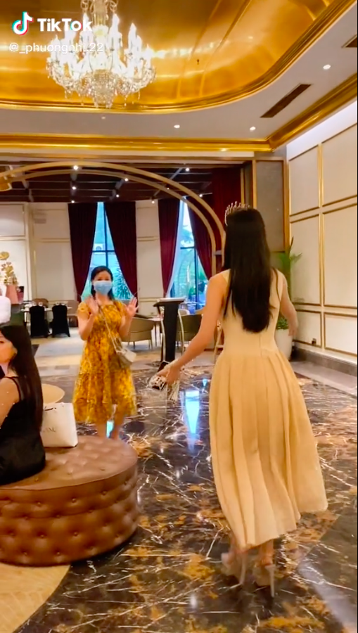 Á hậu Phương Nhi hạnh phúc ôm mẹ sau màn tìm mẹ nhõng nhẽo trên sân khấu MWV 2022 - Ảnh 4