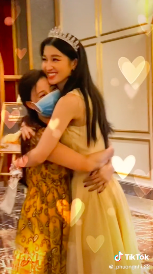 Á hậu Phương Nhi hạnh phúc ôm mẹ sau màn tìm mẹ nhõng nhẽo trên sân khấu MWV 2022 - Ảnh 5